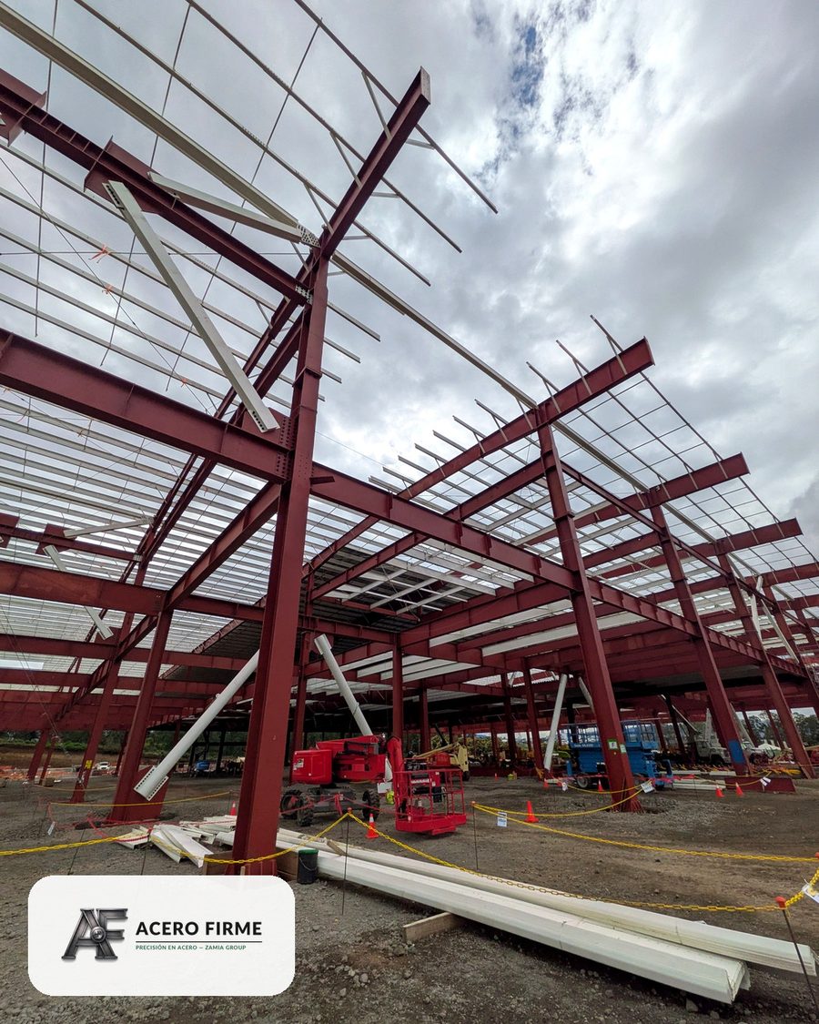 Estructura metálica de una nave en montaje, Costa Rica
