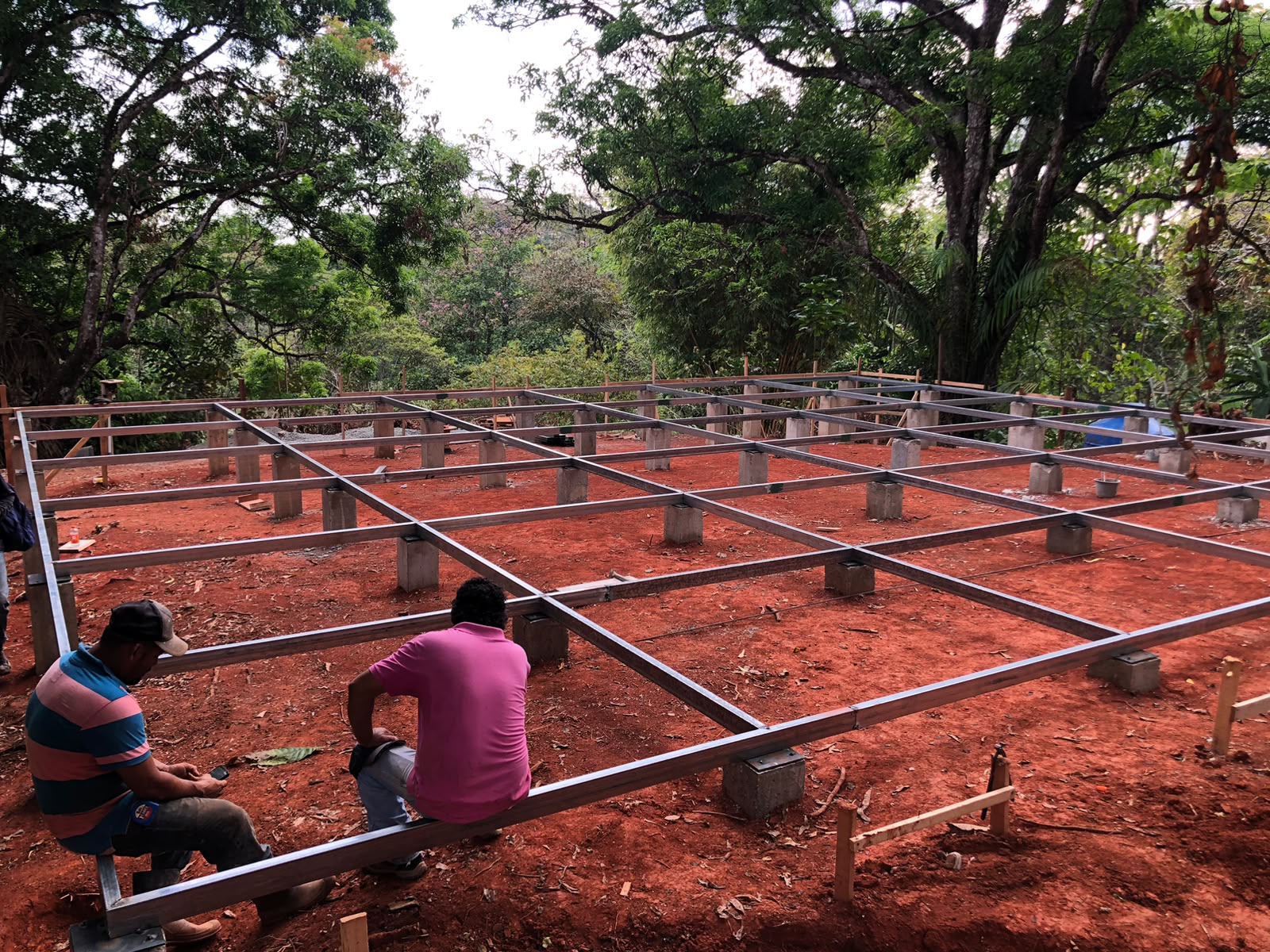 AceroFirme crew assembling a steel frame on site
